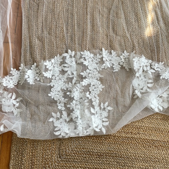 Cathedral floral veil, Wedding veil with flower lace appliqué - Ivory - Picture 5 of 9